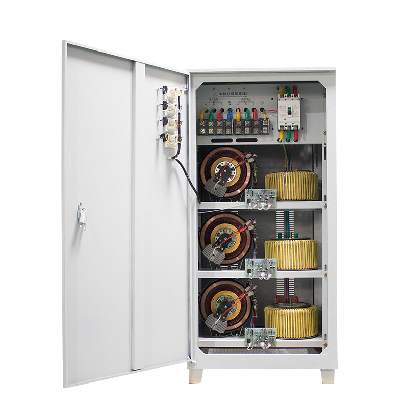 90 KVA Dreiphasen-Spannungsstabilisator Automatischer Spannungsregler mit Servomotortechnologie für Laserschneidmaschine