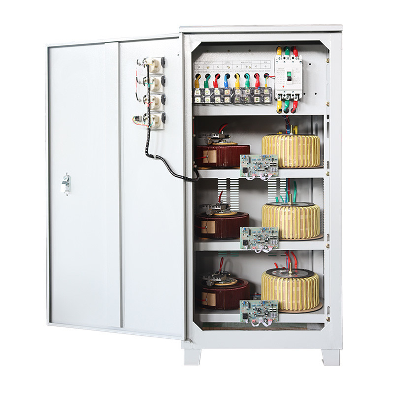 Werksverkauf Drei-Phasen-Spannungsstabilisator 40KVA Drei-Phasen-Servo-AVR-Automatischer Spannungsregler 380V 415V 400V